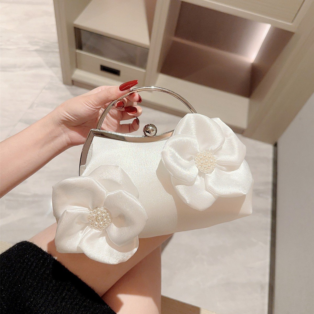 478 white Elegant White Floral Satin Evening Clutch Bag